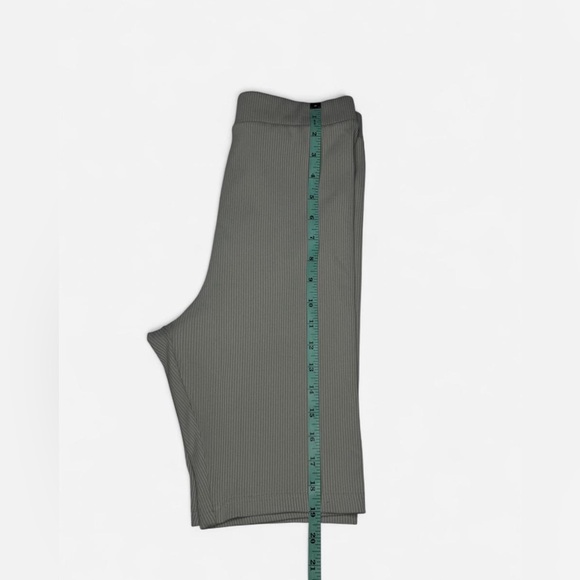 H&M Women’s Ribbed Biker Shorts Grey/Light Beige Medium - Picture 3 of 4